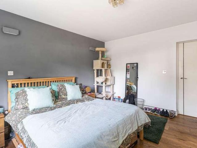 Flat for sale in London Borough of Ealing, Park Royal