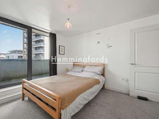 Flat for sale in Suttons Wharf, Mile End