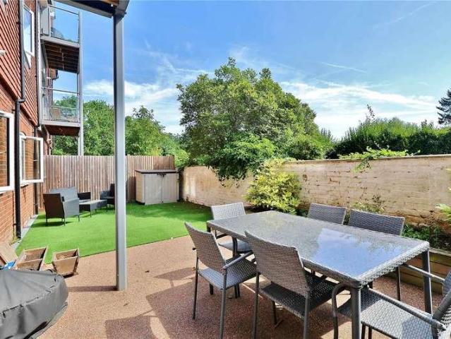 Flat for sale in Woking, Surrey