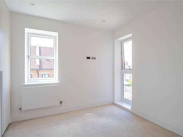 Flat for sale in Bushey Heath, Hertsmere