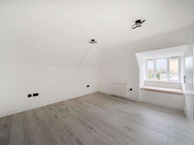 Flat for sale in North Sheen, Greater London