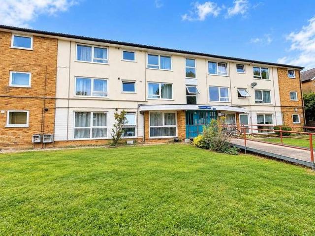 Flat for sale in Southgate, Oakwood