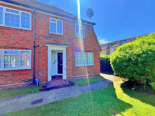 Flat for sale in London Borough of Ealing, Greenford