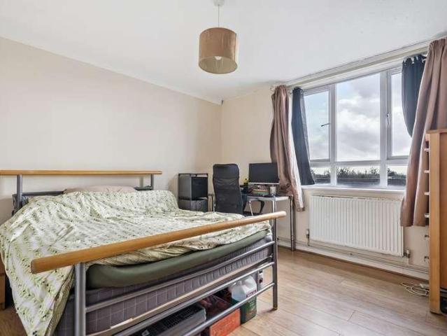 Flat for sale in Iver, Richings Park