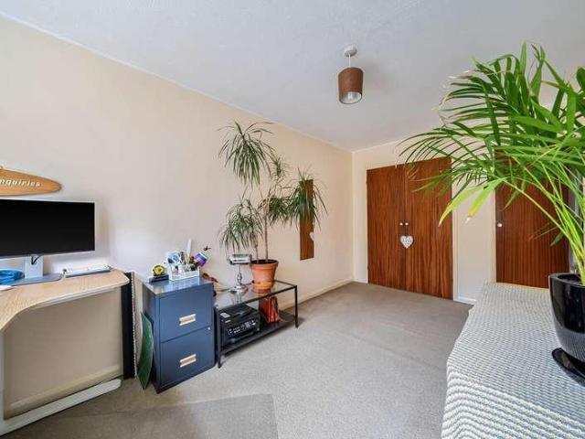 Flat for sale in Holloway Hill, Fole