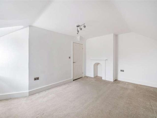 Flat for sale in London Borough of Croydon, Waddon