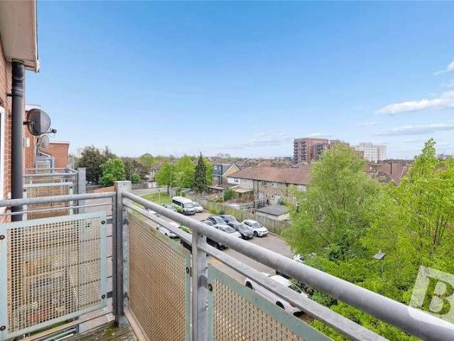 Flat for sale in Dagenham, Greater London