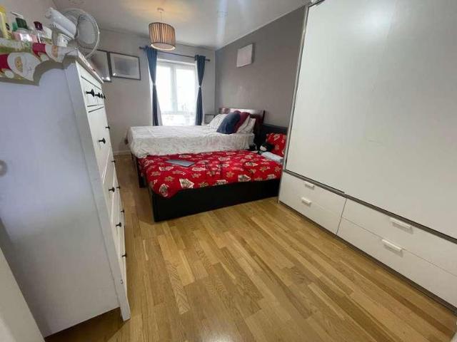 Flat for sale in London Borough of Ealing, Greater London