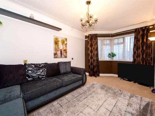 Flat for sale in Kingsbury, Greater London