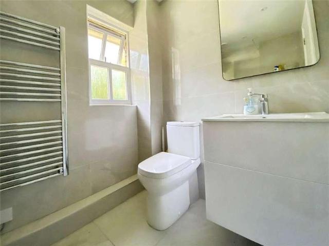 Flat for sale in Emmbrook, Wokingham