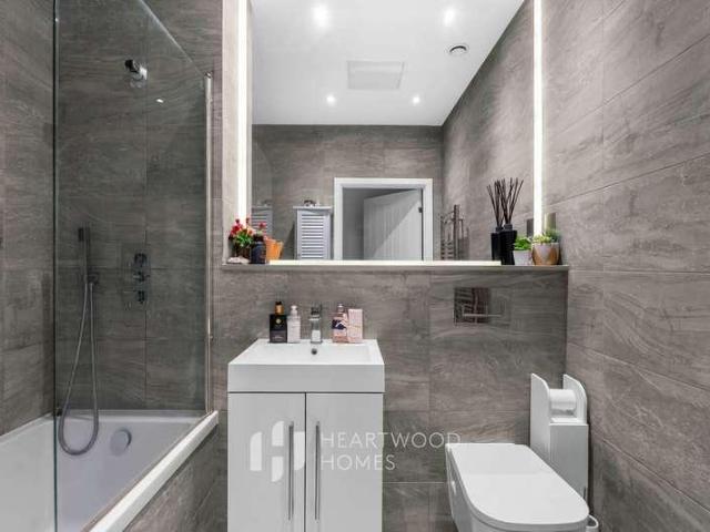 Flat for sale in St Albans, Five Acres