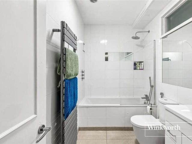 Flat for sale in Finchley, Greater London