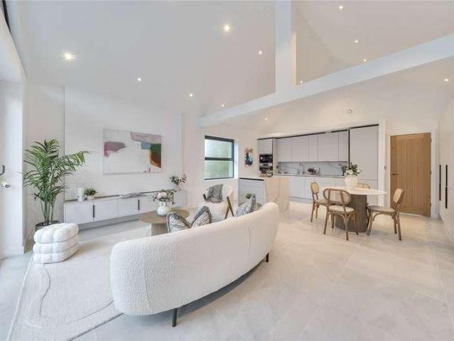 Flat for sale in Bushey, Bushey Heath