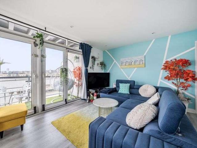 Flat for sale in North Woolwich, Greater London