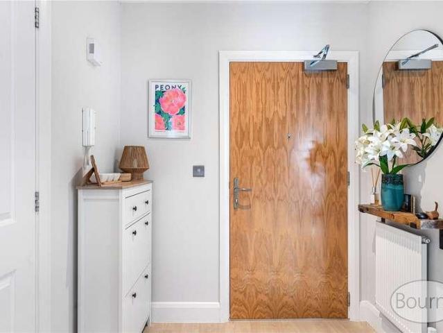 Flat for sale in Woking, Surrey