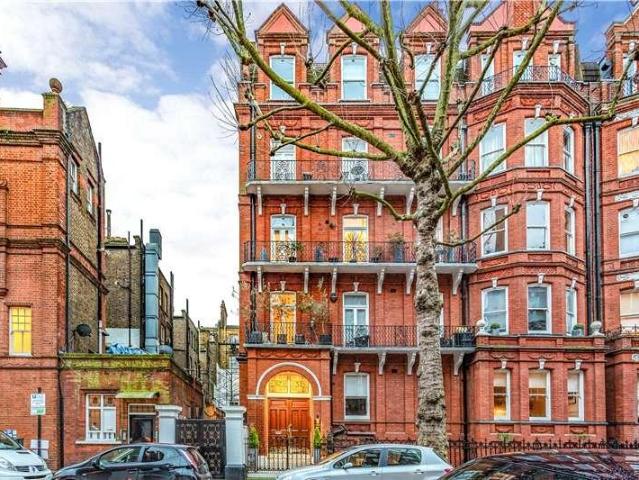 Flat for sale in Earl's Court, Greater London