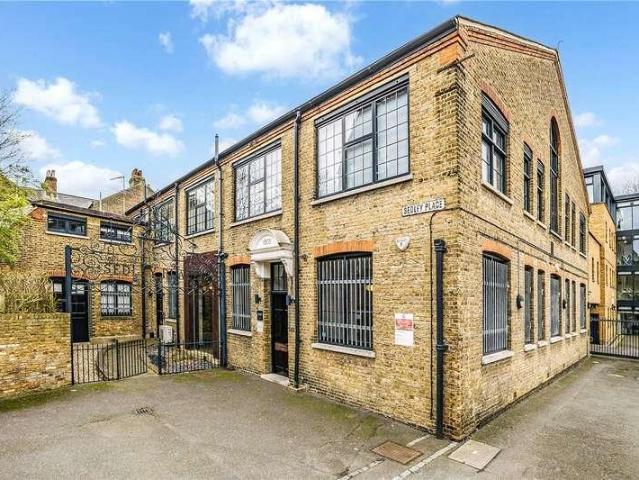 Flat for sale in Clapham, Greater London