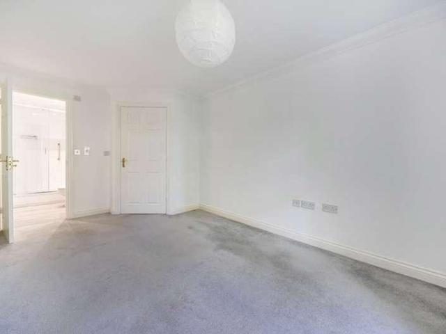 Flat for sale in Hart, Hampshire