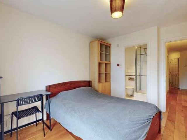 Flat for sale in London Borough of Southwark, Greater London