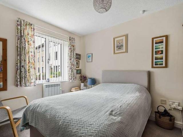 Flat for sale in Stratton, Cotswold