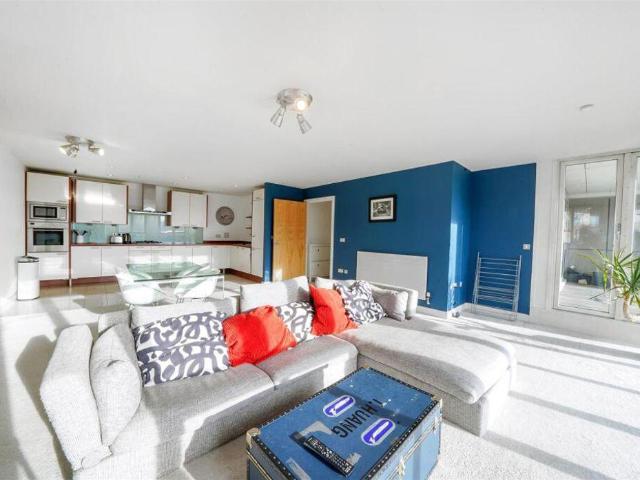 Flat for sale in Silvertown, Greater London