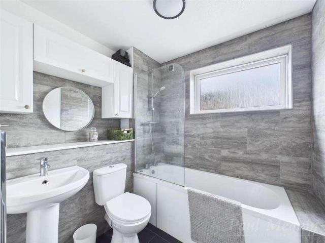 Flat for sale in London Borough of Croydon, Forestdale