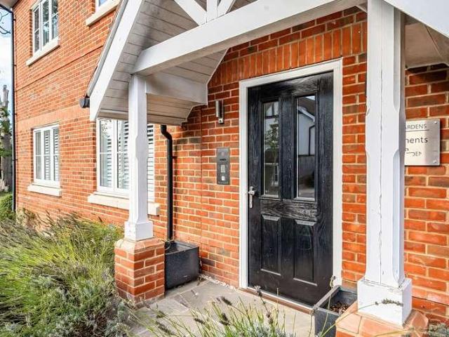 Flat for sale in Amen Corner (North), Binfield