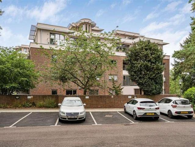 Flat for sale in Radlett, Hertfordshire