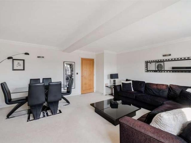Flat for sale in Red Hill, Surrey