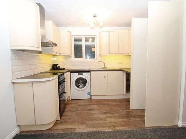 Flat for sale in Goldsworth Park, Woking