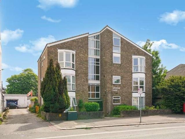 Flat for sale in London Borough of Croydon, Waddon