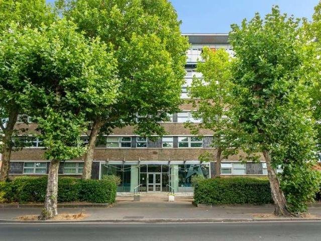 Flat for sale in London Borough of Croydon, Norbury