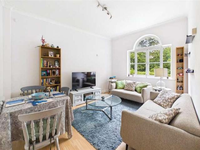 Flat for sale in Streatham Hill, Greater London