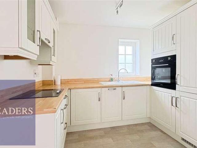Flat for sale in Chipping Hill, Essex