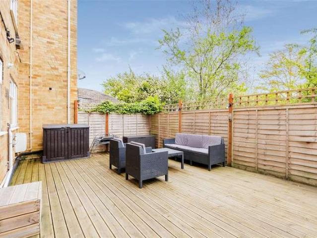 Flat for sale in Redhill, Merstham