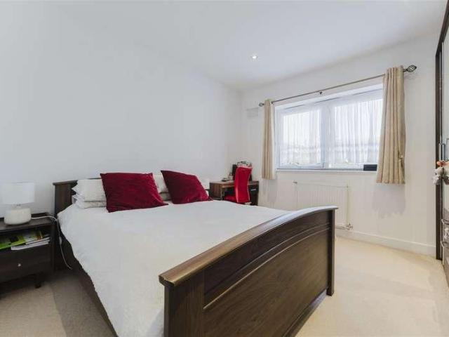 Flat for sale in London Borough of Hounslow, Greater London