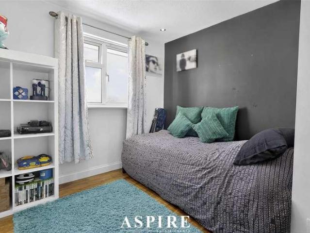 Flat for sale in East Tilbury, Essex