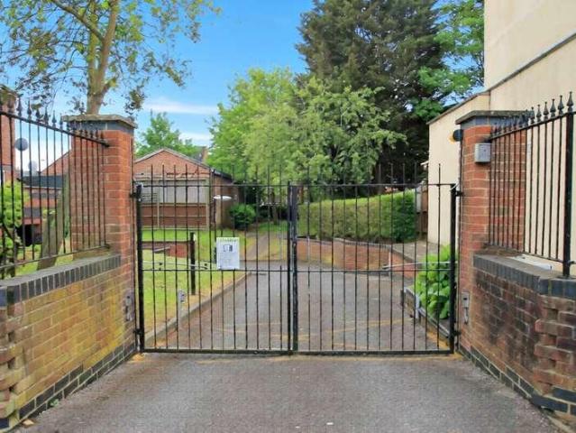 Flat for sale in Wealdstone, Greater London