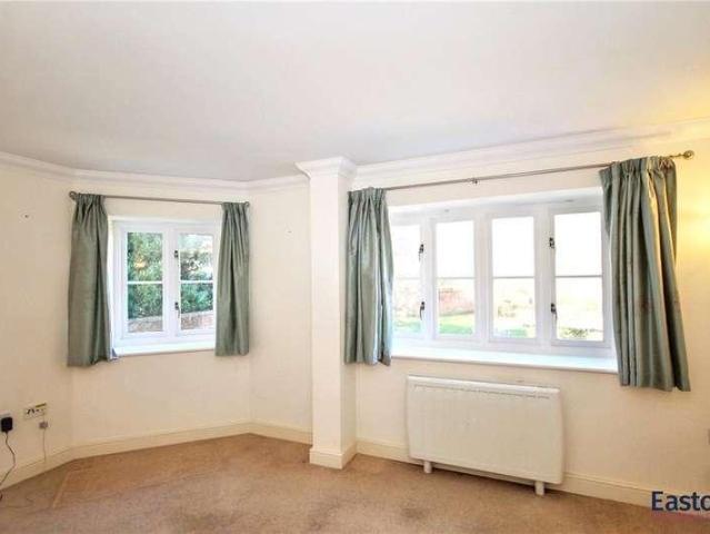 Flat for sale in Red Hill, Surrey