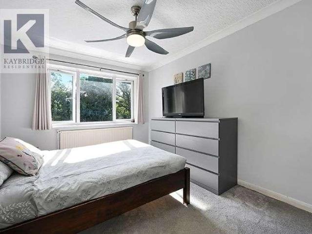 Flat for sale in Stoneleigh, Ewell