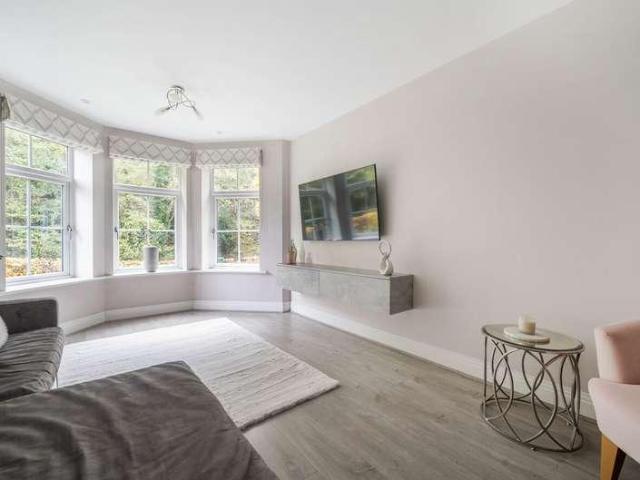Flat for sale in Holloway Hill, Waverley