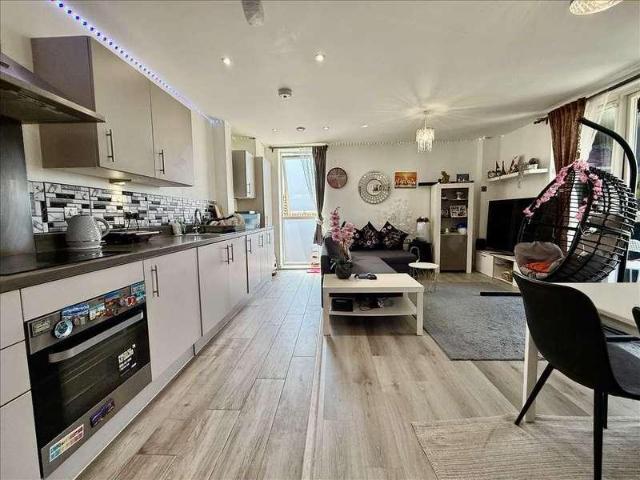 Flat for sale in London Borough of Hounslow, Greater London