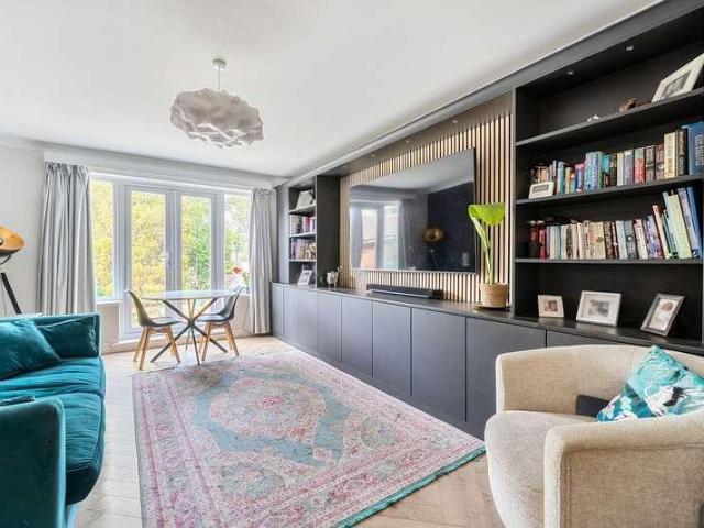 Flat for sale in Charlotteville, Guildford