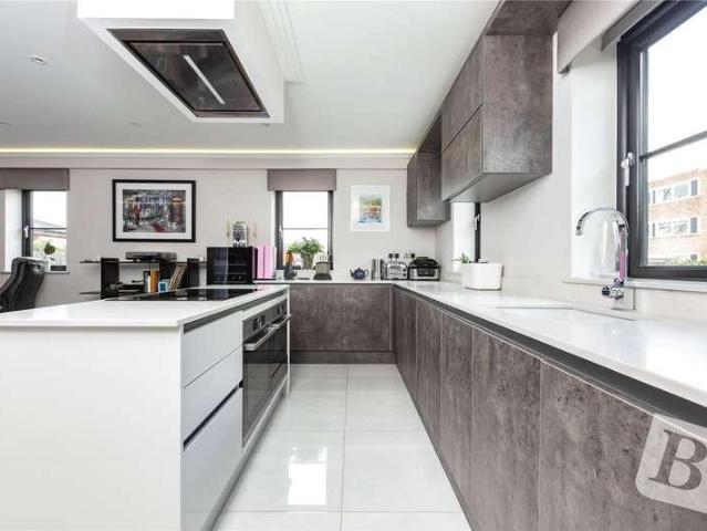Flat for sale in Upminster, Greater London