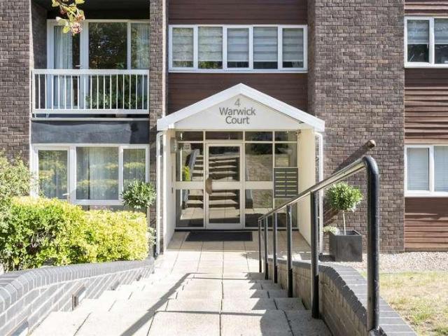 Flat for sale in London Borough of Merton, Raynes Park