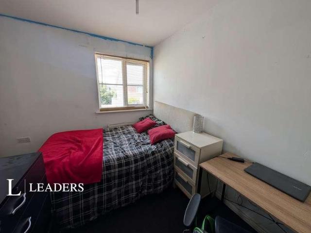 Flat for sale in Toddington, Clapham