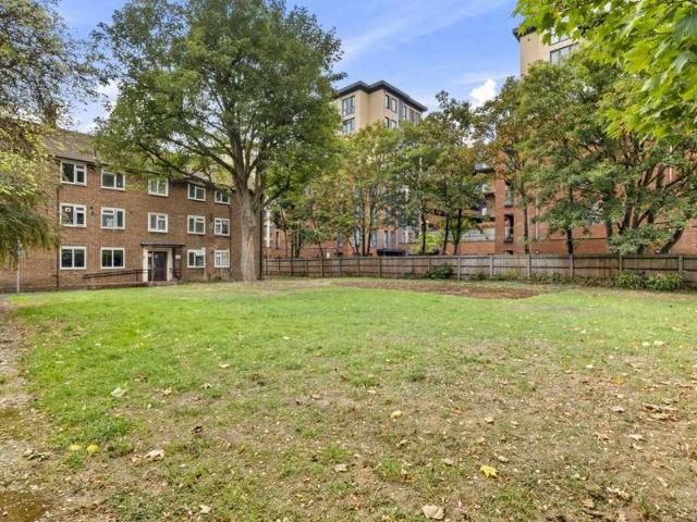 Flat for sale in London Borough of Ealing, Greater London
