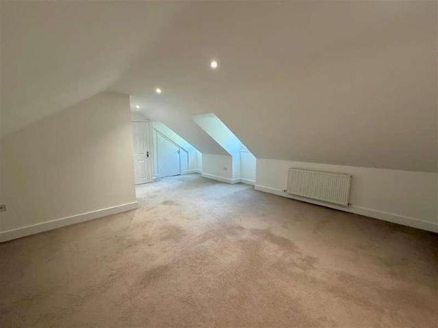 Flat for sale in Ashlyns Estate, Pouchen End