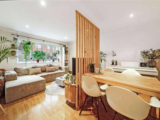 Flat for sale in Archway, Greater London