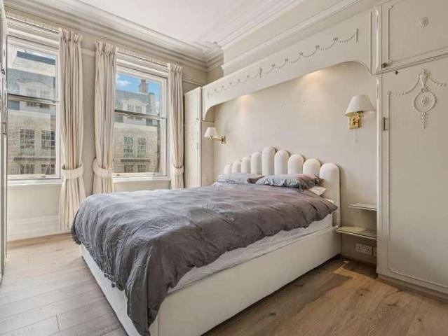 Flat for sale in Knightsbridge, Greater London
